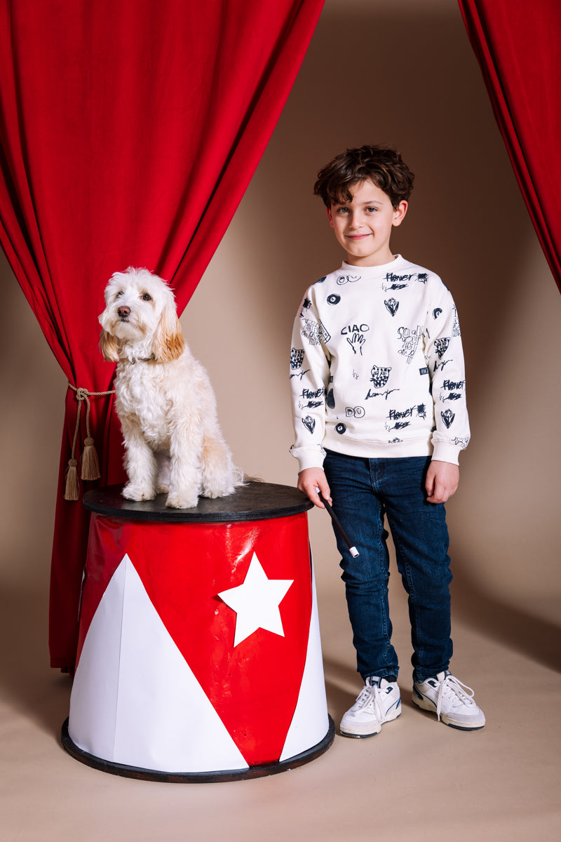 Sweater wit met all over print | AOP White Sketch